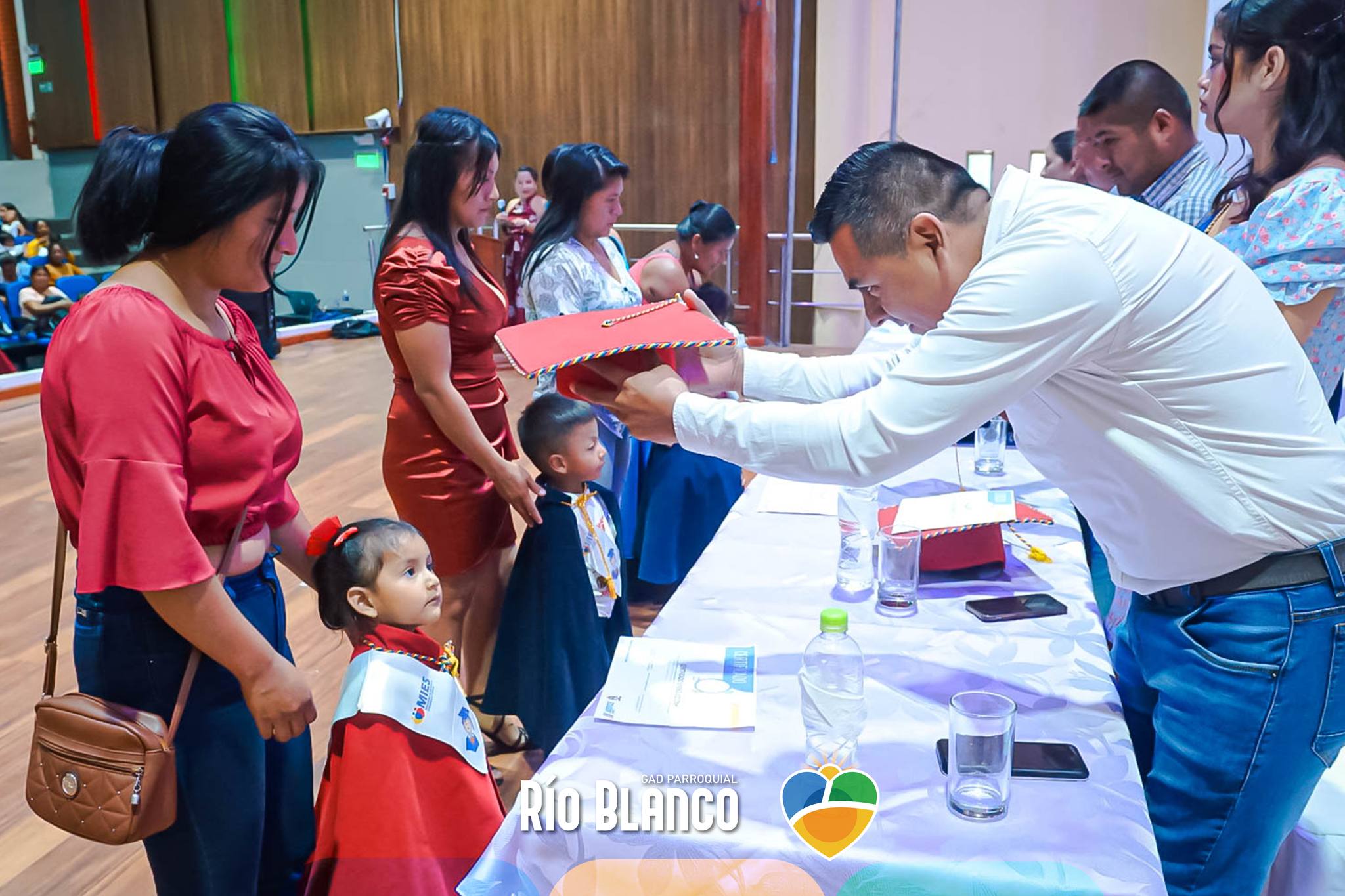 visita a los niños graduados por parte del presedente del gab rio blnaco